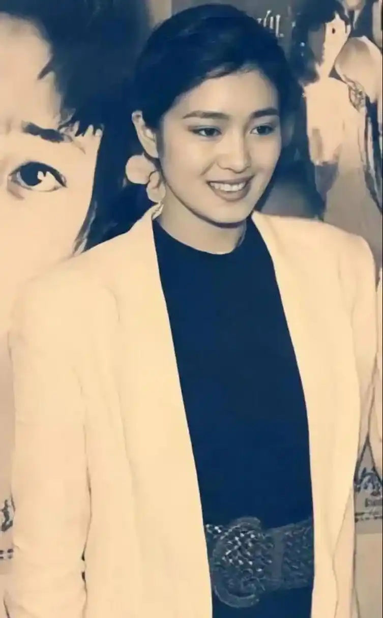 上世纪90年代,巩俐年轻时的一张照片着实惊艳了众人.