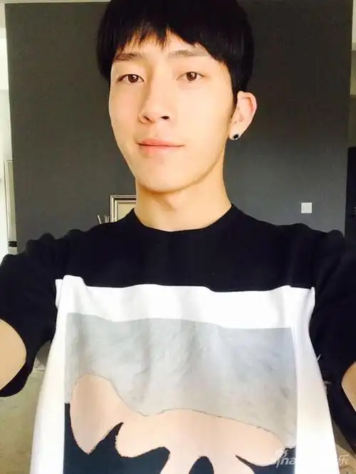 井柏然空降粉丝群 发语音自拍送关爱