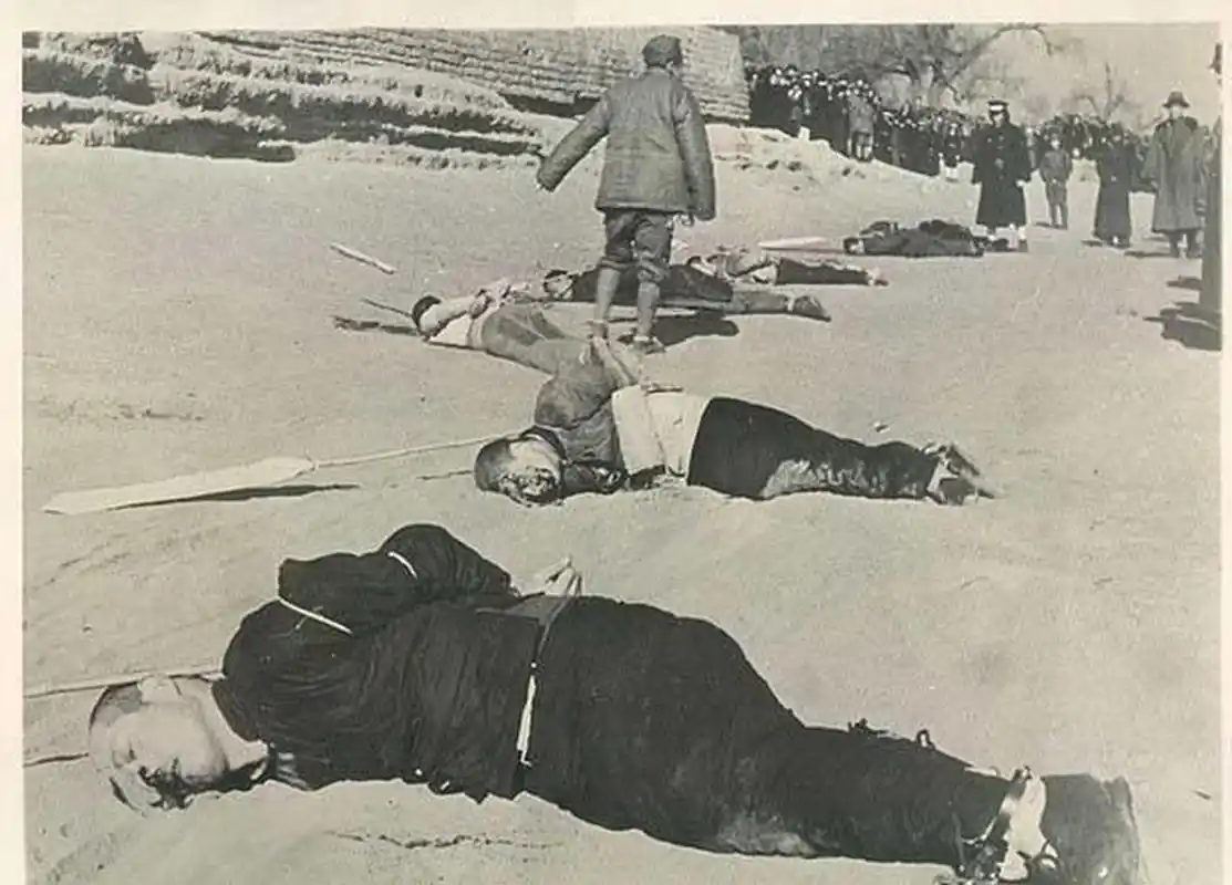 抗战初期枪决汉奸现场老照片