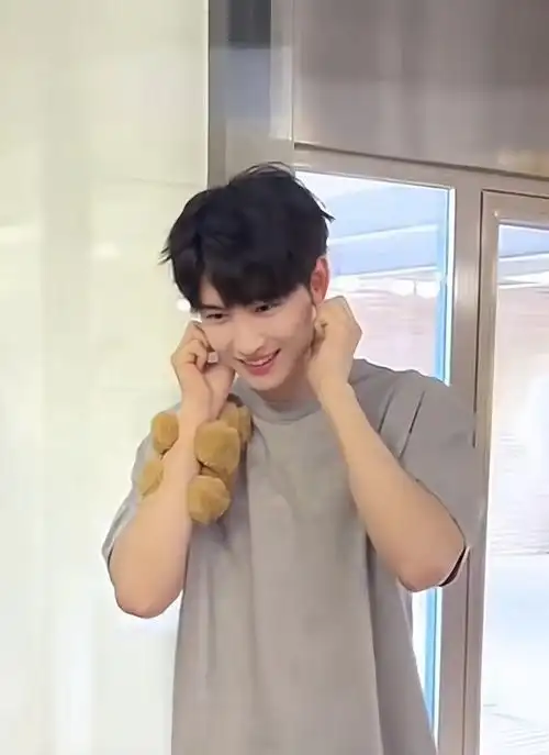 黄俊捷突然被cue的反应##黄俊捷自己给自己做妆造