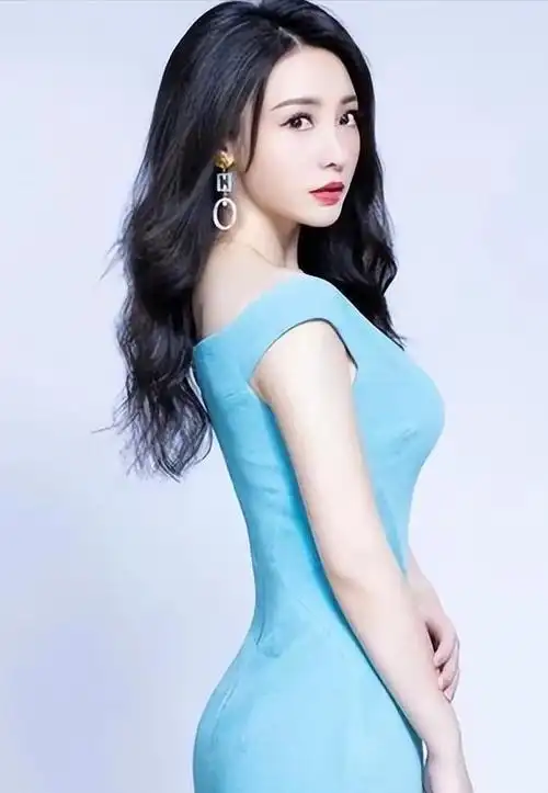 她被称圈内第一尤物女人味都快溢出屏幕却取了个男人名字