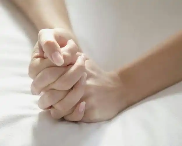 谁能发给我些好看的十指紧扣的图片给我.