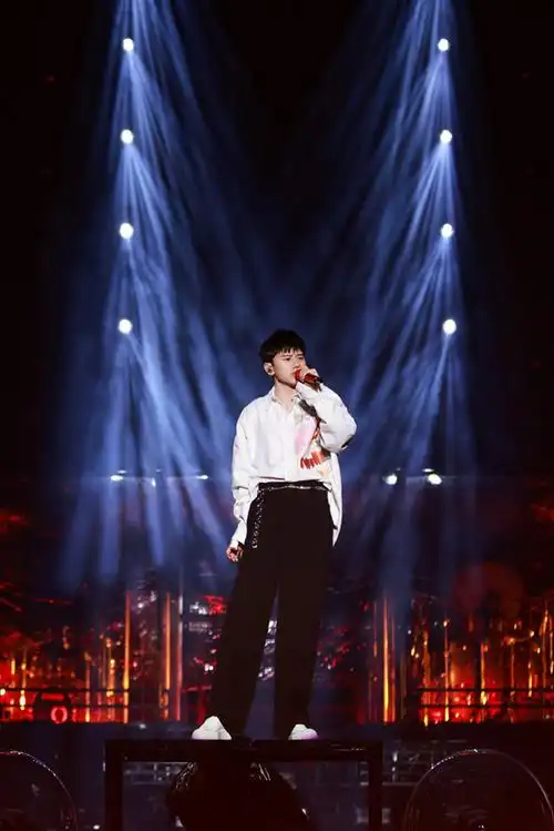 巡回演唱会首站苏州开唱 宇宙感舞台高实力演唱燃爆全场 - 明星艺人