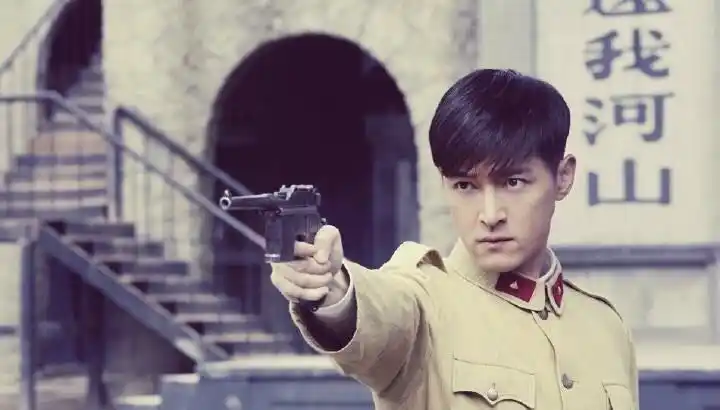 作为明家捧在掌心里的小少爷,即使身处异地也不忘披上军装保家卫国