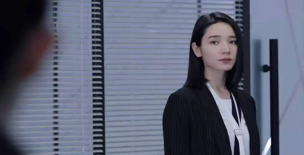 《暴风眼》中的苗霏和周恋:边界不清,再好的闺蜜情也终将破裂_贾长安