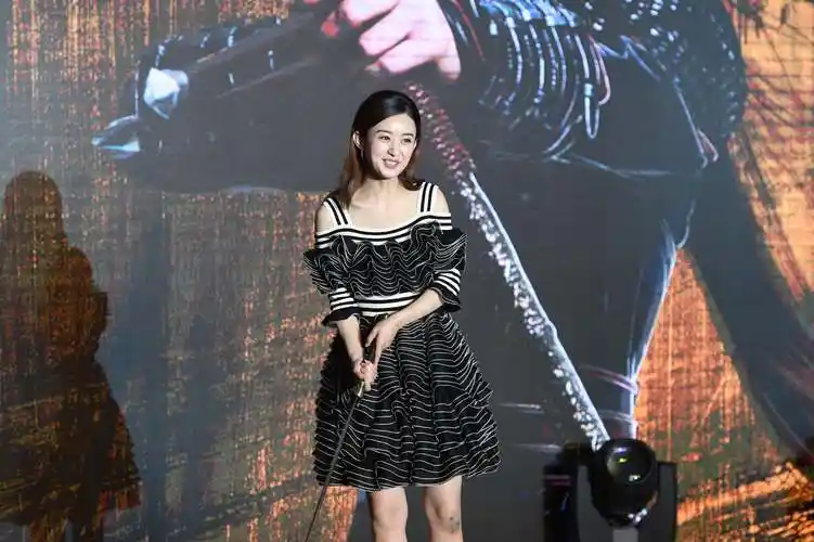 赵丽颖粉丝见面会 称林更新吻戏害羞亲完就跑(图文)