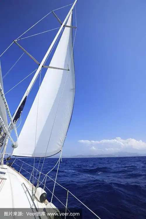 白色的帆,帆船美丽的蓝色海洋的背景
