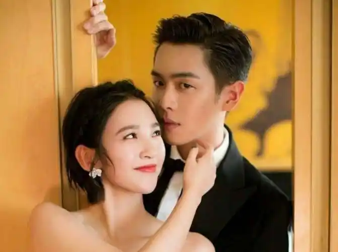 回顾有种整容叫唐艺昕结婚老公张若昀变化不大她像换了个人