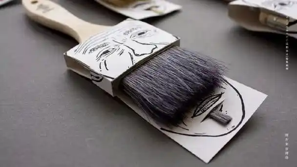 simon laliberté是一名来自加拿大的设计师,其中poilu家用油漆刷包装