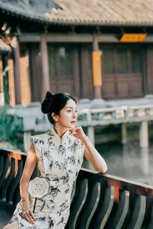 240108杨幂秋晚旗袍造型惊艳众人粉丝热议动人清影