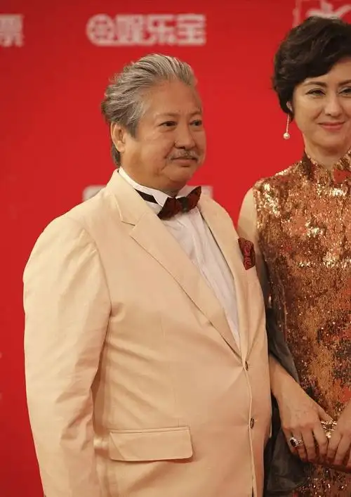 洪金宝的娇妻气质真好混血长相模特身材衣品也端庄华贵