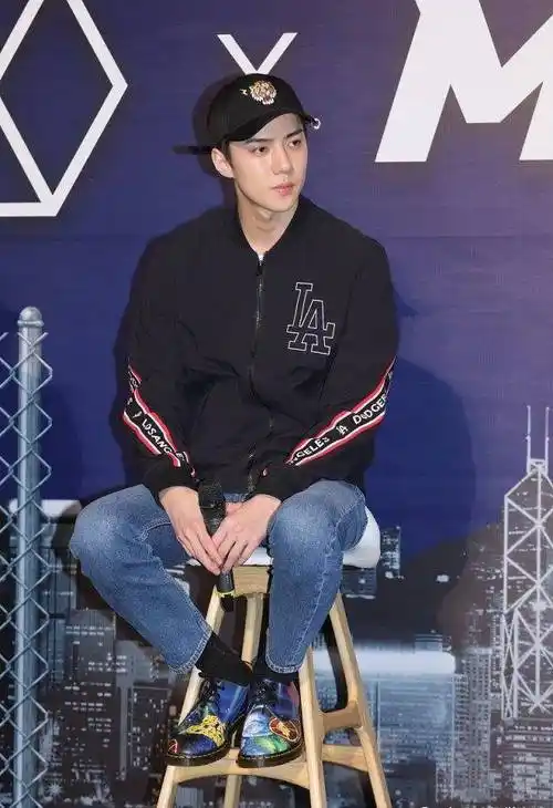 小奶包吴世勋"长大了",型男风格势不可挡,粉丝直呼太有魅力了_黑色