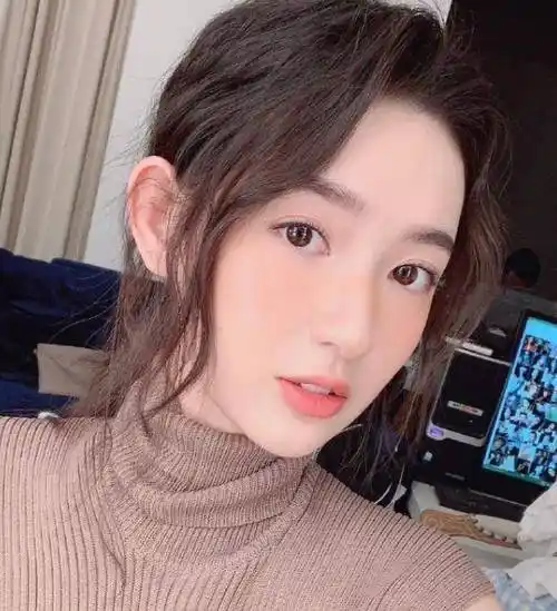 还记得《少年派》邓小琪吗?换下校服后戴眼镜,模样美到不敢认