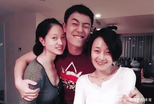 朱亚文沈佳妮相爱七年,如今有两个可爱的女儿,一家四口其乐融融