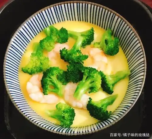 5,去掉保鲜膜,放入西兰花和虾仁在鸡蛋羹上再蒸三分钟就可以出锅了.