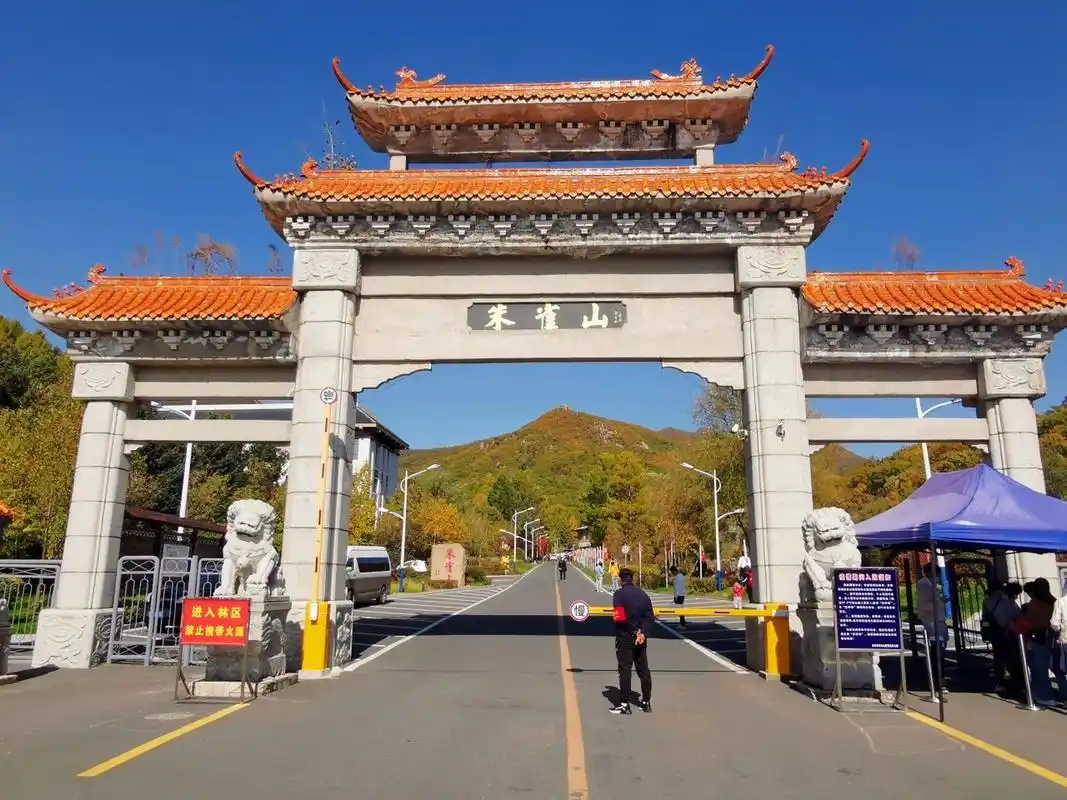 朱雀山居吉林市四大名山之首,主峰海拔817米,东靠丹青如画的龙潭山