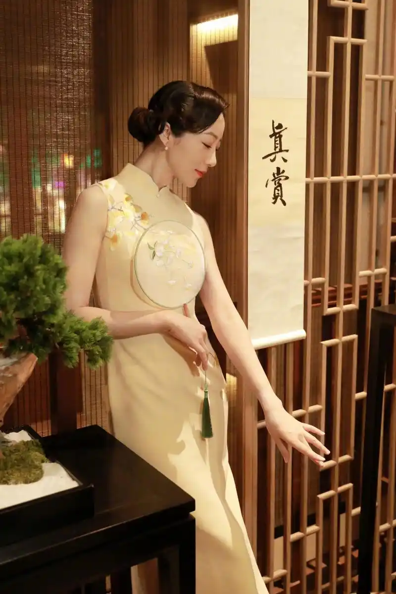 韩雪旗袍写真[亲吻]#气质美女# #性感美女