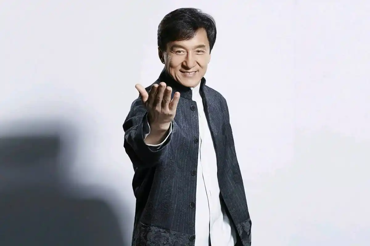 原创成龙又拍新片,搭档谋女郎刘浩存和德云社少班主郭麒麟