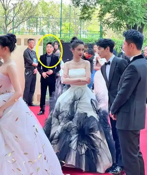 华表奖后台baby众星捧月关晓彤被冷落翻白眼00花互不理睬