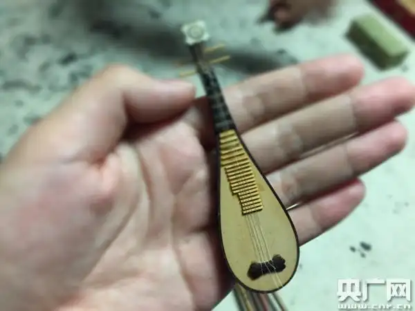 潘启慧4根头发刻630字的微雕大师