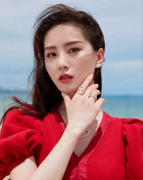 原创刘诗诗沙滩照好惊艳身穿红色雪纺连衣裙美成一道亮丽的风景线