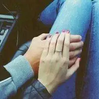 开车时情侣牵手的图片_微信头像图片大全