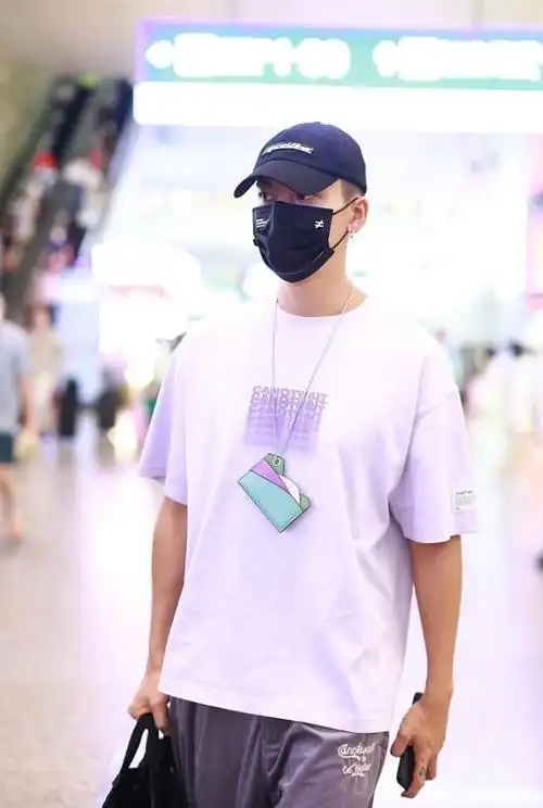 陈伟霆不愧是行走的荷尔蒙百元短袖都能穿出大牌感太帅了