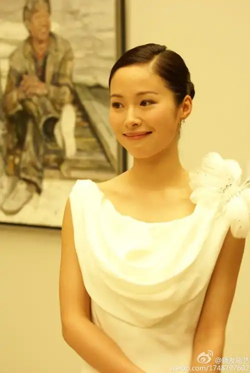 p>江一燕,原名江燕,9月11日出生于浙江省绍兴市,毕业于北京电影学院