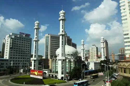 西关清真寺始建于清康熙二十六年(1687),原为古丝绸之路上的一座"客寺