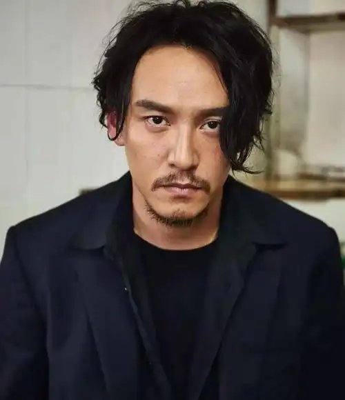 已经44岁的张震身材保持得当,留了胡子更有男人味.