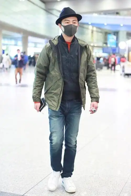 黄轩的型男魅力真是无处释放了,黑色皮衣配牛仔裤,休闲又有型