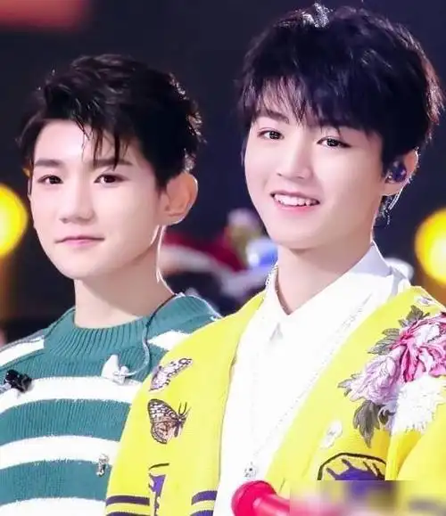 小凯王源同回重庆,现身大楼引路人围观:同框成家乡的骄傲|王俊凯|山城