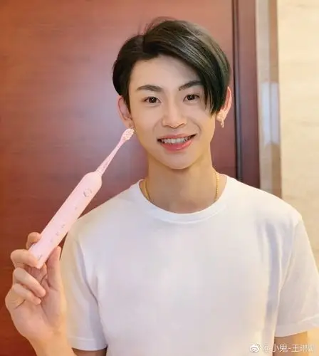 【大厂男孩温馨向30题】17. 亲手剪发(小鬼王琳凯×你,甜)