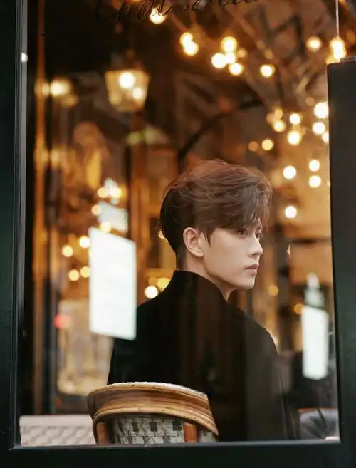 任嘉伦巴黎时装周##任嘉伦把新中式带到巴黎##任嘉伦把国潮带到欧洲