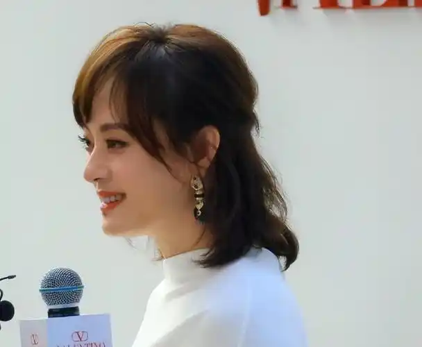 孙俪活动生图,续了长发气质大变,网友辣评终于告别微商发型