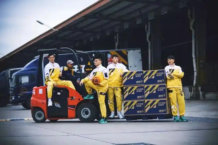 李宁和德邦出的联名!看完竟然想买快递工服来穿!