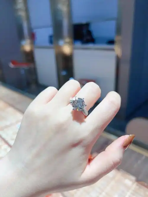 五克拉钻戒一套房戴手上是什么感觉