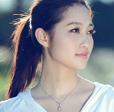 扎马尾辫额头碎发太多怎么办 扎马尾怎么处理额头碎发