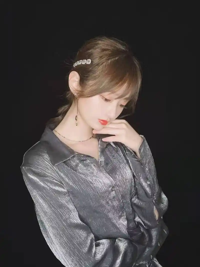 nba主播小七晒美照,肤白貌美,身材苗条有型,比美娜更漂亮!