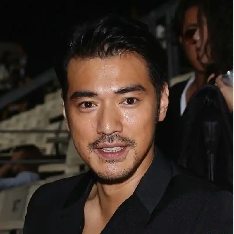 以前的顶流男神金城武,现在变成有型帅大叔,更有男人味了.