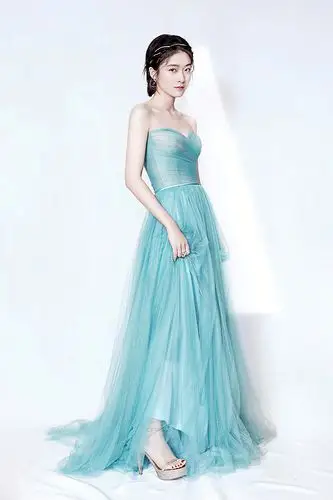 张雪迎孔雀绿纱裙亮相晚会 献唱《从前的我》致敬最好的时代