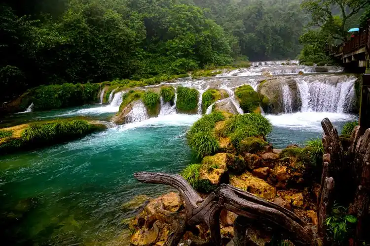 原创贵州荔波:千米河道现68叠瀑布雪浪飞,碧水如翡翠疑到九寨沟