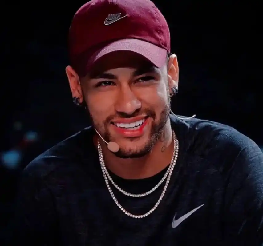 内马尔超帅头像～ 看到马儿的笑,就莫名的开心,烦恼抛掉,太治愈