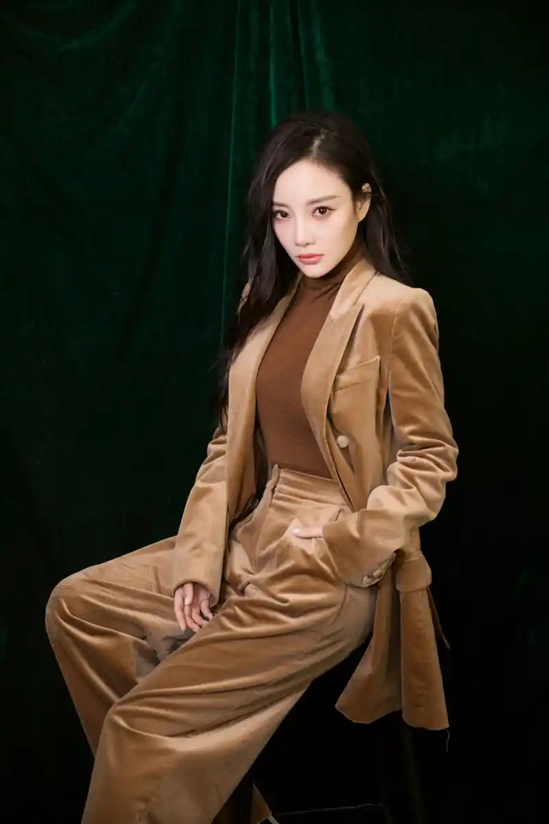 李小璐真帅气!西装革履霸气十足,网友:辣妈变霸道女总裁