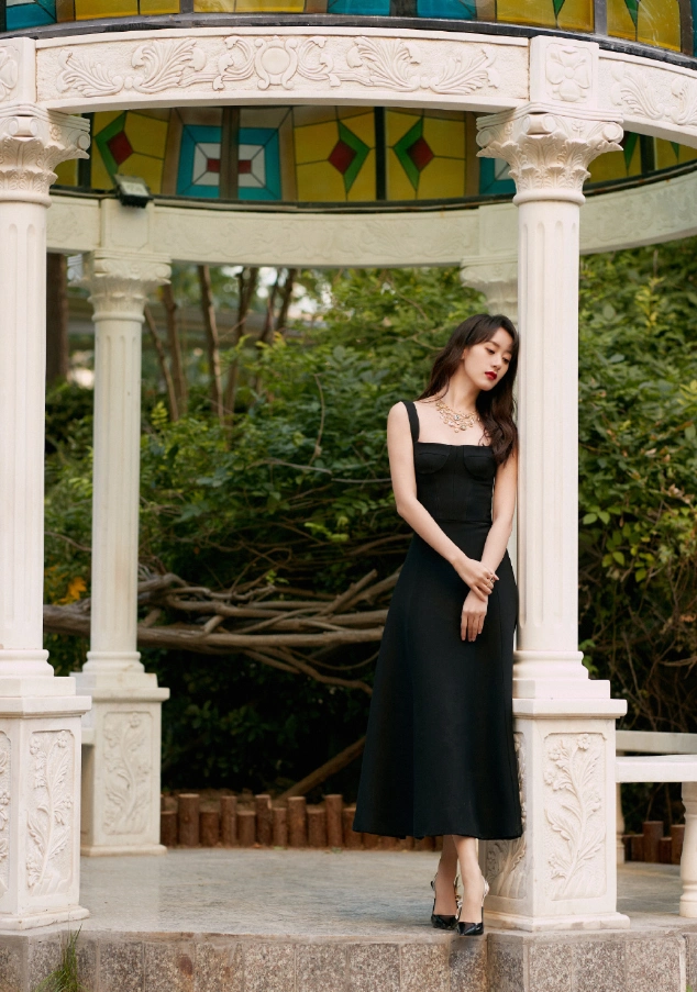 袁冰妍走红后愈发不羁,大胆挑战薄纱裙,穿出透光感谁能信_腾讯新闻