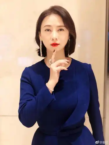 50岁翁虹 发福明显 风韵十足 网友:真是肥而不腻