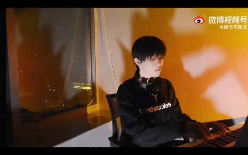 [段弋安利向]这个男人可以满足你声控颜控手控喉结控还不冲等什么