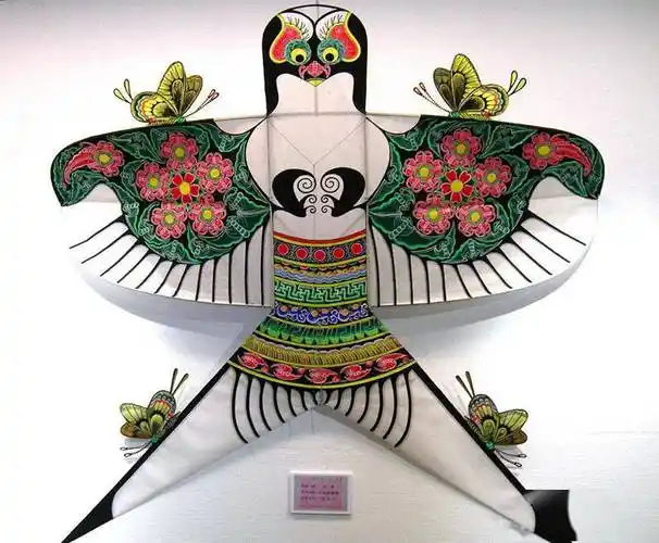 北京扎燕风筝,其扎制的燕子作品图案化,拟人化,形神兼备.