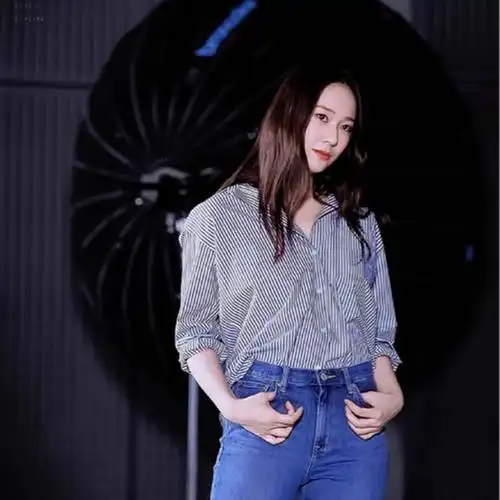 冷面女王郑秀晶亮相纽约时装周,黑裙长靴,展现女王气质