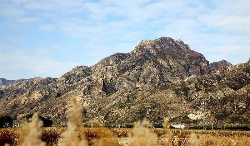 雄伟阴山阴山山脉,中国内蒙古自治区中部山脉,东西走向,包括狼山